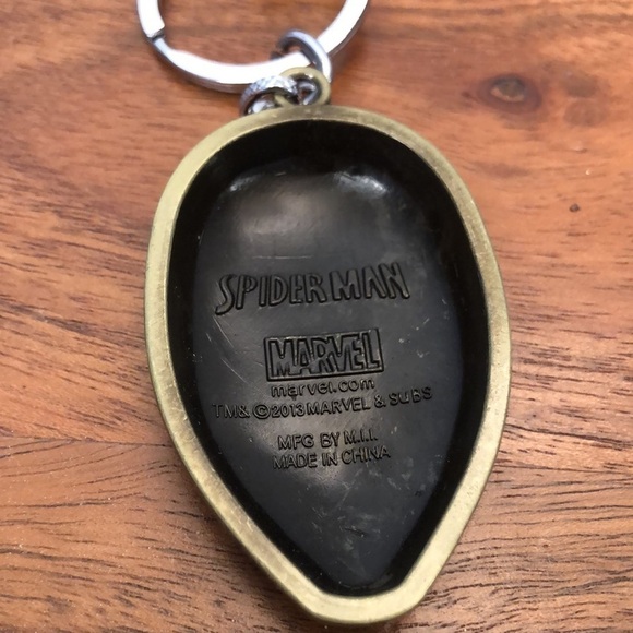 NEW 2013 MARVEL GOLD SPIDER MAN KEYCHAIN - Picture 4 of 4